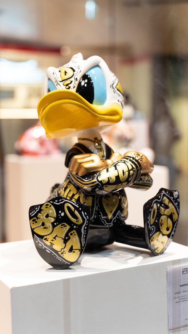 Un pop-up dédié au pop art !🫟
Le groupe Bel Air Fine Art, qui participe à la promotion d'artistes émergents dans les foires d'art contemporain du monde entier (New-York, Paris, Londres, Milan, Miami...), fait escale à Confédération Centre pour nous présenter une sélection d'œuvres street et pop haute en couleur. Notre centre est donc particulièrement fier de profiter de cette déco arty et chic que la galerie réserve habituellement aux plus beaux palaces du monde. Suivez le guide!
#exposition #oeuvres #art #street #pop #couleur #geneva #ConfederationCentre #LeShoppingVersionOriginale
