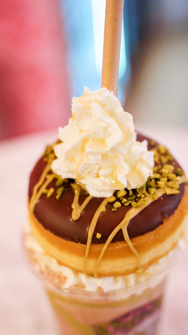 Quelques Dreams Donuts pour régaler votre dream team ! 🍩
Rien de tel que d'arriver avec une boîte de Dream Donuts demain matin au bureau pour faire de vous le collègue le plus populaire de votre séance ou de la machine à café. Fourrés ou garnis d'irrésistibles toppings, ils sont tout frais, moelleux et se déclinent dans toutes les couleurs et sur tous les goûts ! En plus, ils sont encore meilleurs sur votre milkshake ! 😜
#donuts #color #gourmandise #ouverture #chantilly #milkshake #bubbletea #food #geneva #ConfederationCentre #LeShoppingVersionOriginale