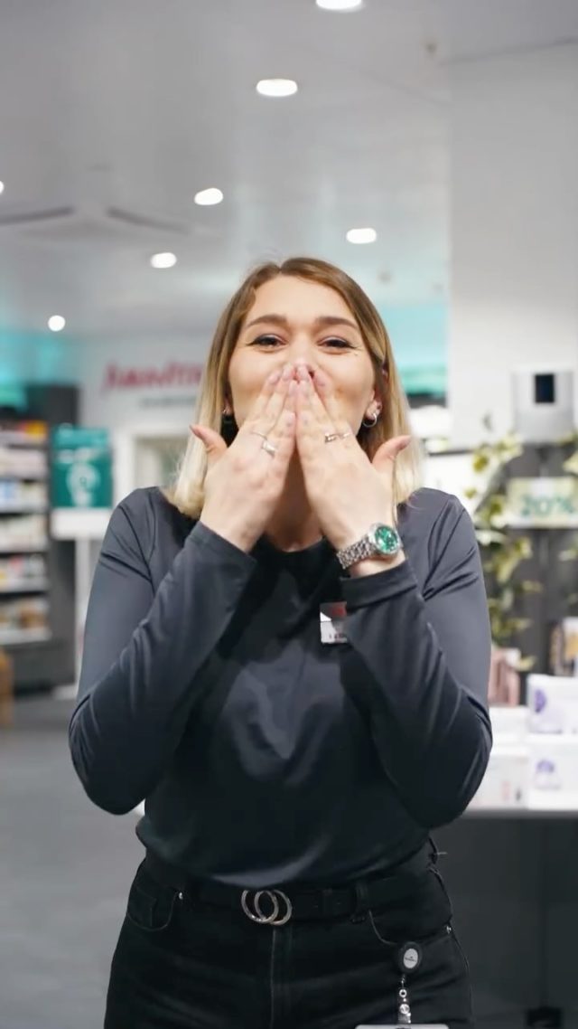On est tous des enfants quand il s’agit de nos mamans !👩‍🍼
Tous les collaborateurs et commerçants de notre centre souhaitent une merveilleuse fête à toutes les mères et attendent leurs enfants de tous les âges pour les conseiller sur le cadeau parfait pour les gâter en cette journée du 11 mai. 🎁
#fetedesmères #bonnefete #mamans #cadeaux #idées #geneva #ConfederationCentre #LeShoppingVersionOriginale
